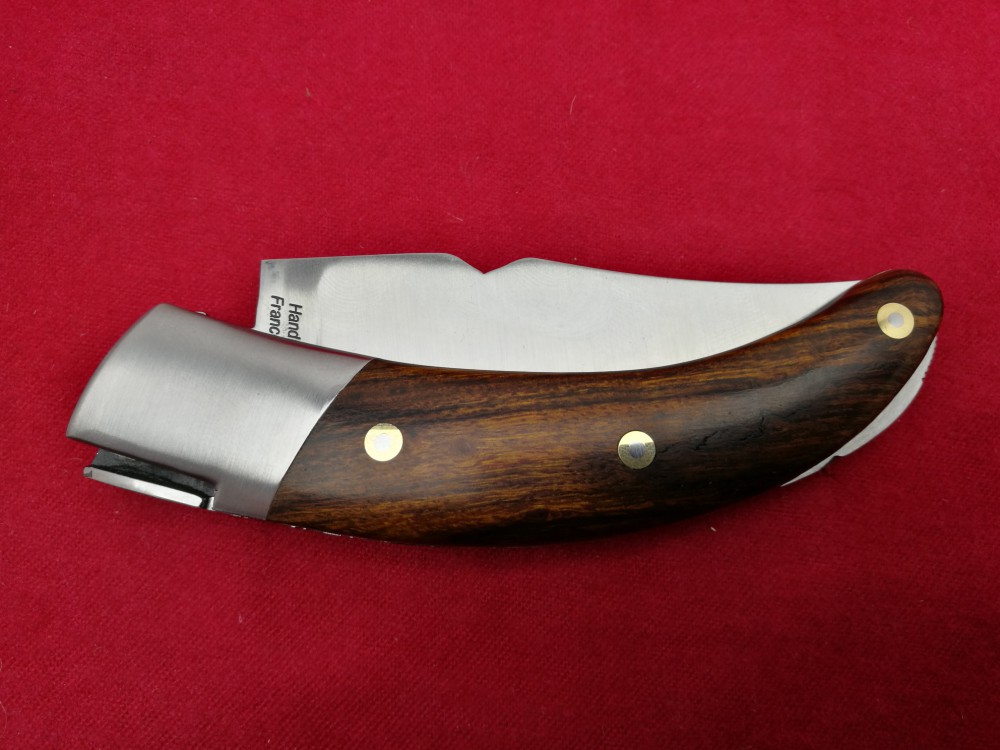 Messer Wien Taschenmesser Rondinaro Zuria von Fontenille-Pataud. Griffschalen: Wsteneisenholz. Klingenstahl: 14C28N Sandvik. ffnung: beidhndig. Verschluss: back-lock. Feder guillochiert. Fliege in Form Korsikas. Handgemacht in Frankreich taschenmesser rondinara zuria fontenille pataud sandvik backlock wuesteneisenholz