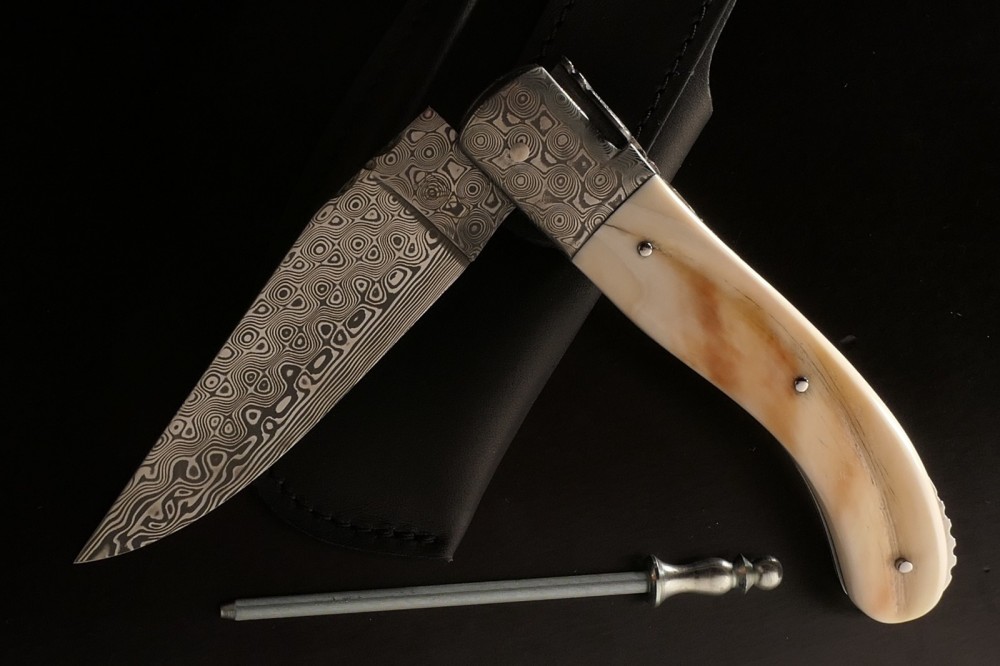 Messer Wien  franzoesische-taschenmesser-fontenille-pataud-damasteel-damastbacken-warzenschweinhauer-phacochere-backlock-rostfrei