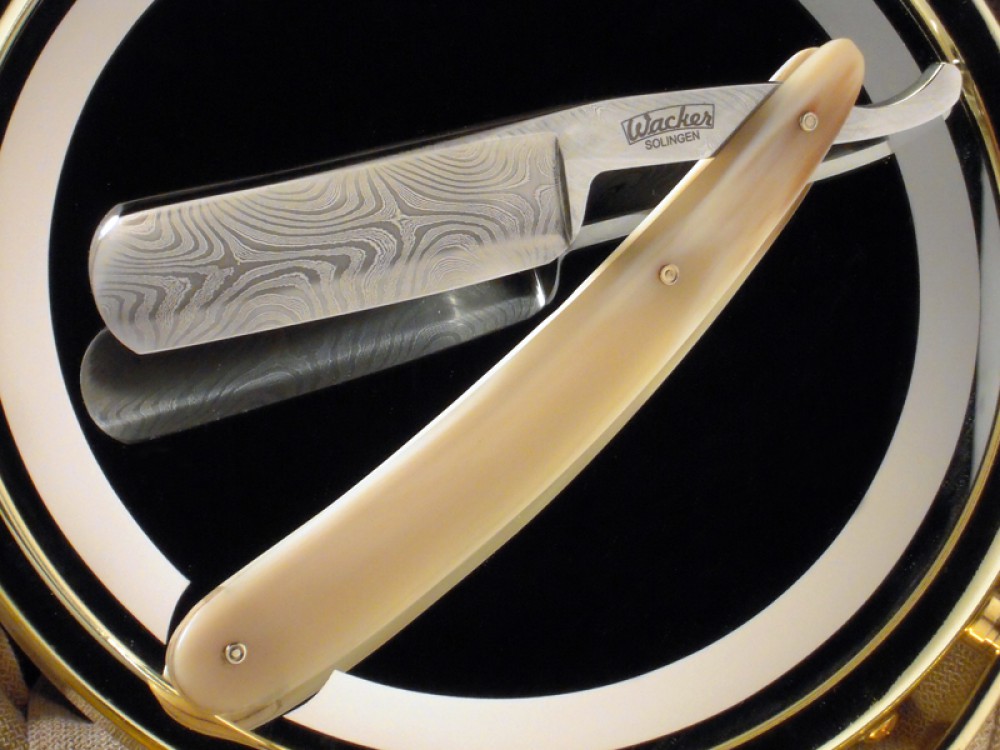 Messer Wien Rasiermesser von Wacker mit hellem Büffelhorngriff und Rundkopfklinge aus nicht rostfreiem Damast. wacker rasiermesser nicht rostfrei bueffelhorn damast
